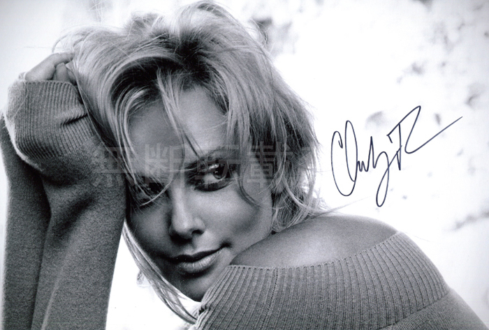 ☆SALE☆ シャーリーズ・セロン 直筆サインフォト/写真 Charlize Theronの画像1