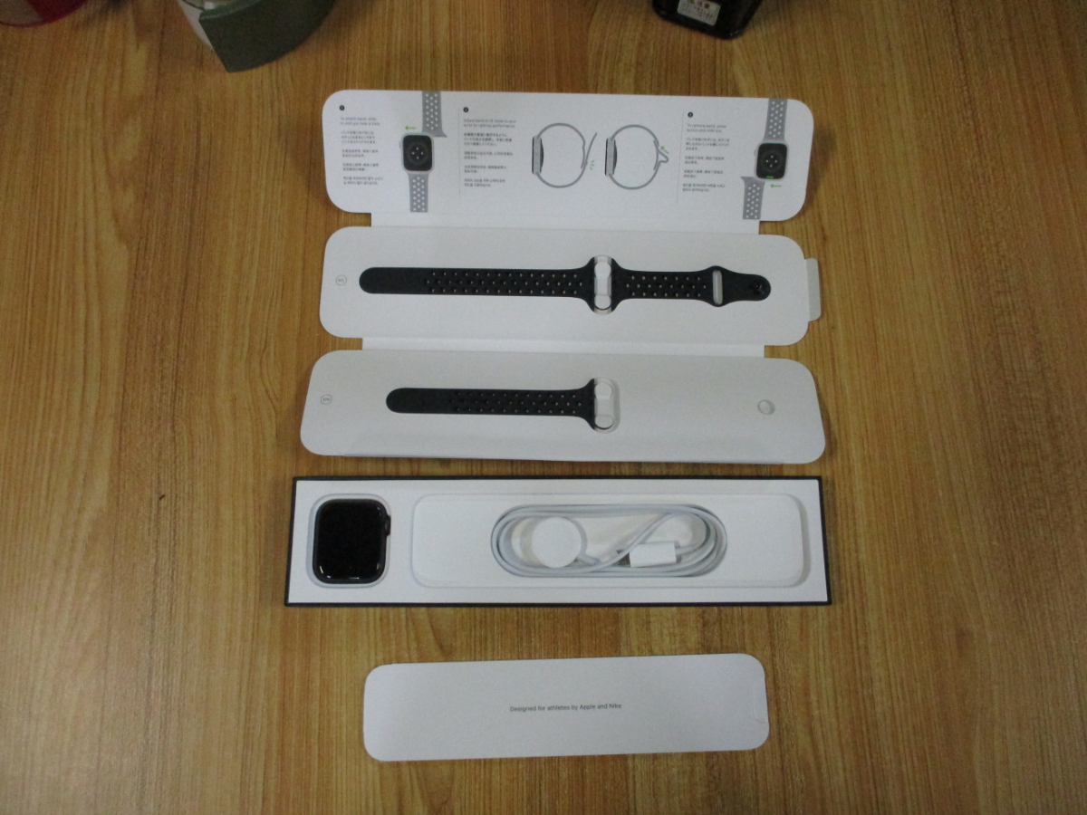ほぼ新品 MKQ83J/A Apple Watch Nike SE GPSモデル スマートウォッチ Apple アップルJAN: 4549995257403 Yauction_0081