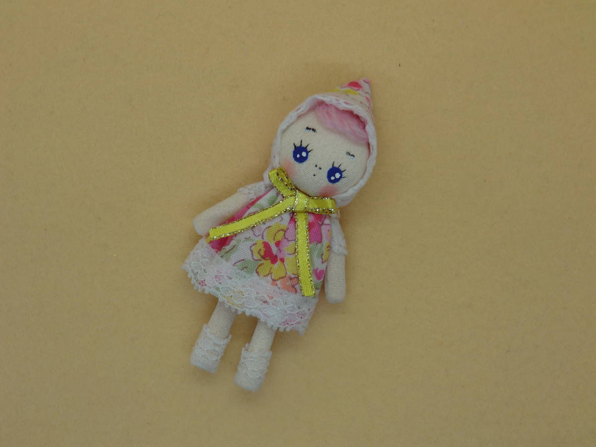 小さなお人形さん  ミニチュアドール ドールハウス 布製  ハンドメイド ブライスの人形  黄色のリボンの画像5