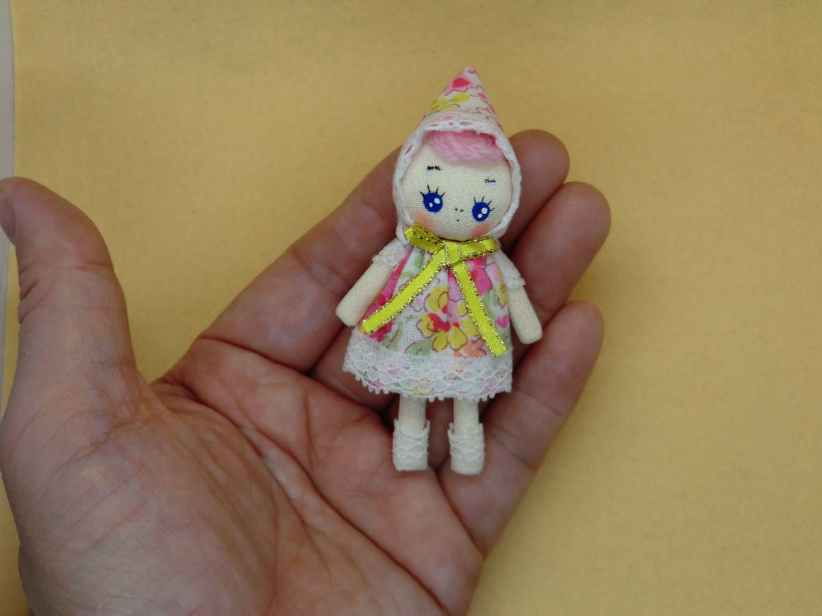 小さなお人形さん  ミニチュアドール ドールハウス 布製  ハンドメイド ブライスの人形  黄色のリボンの画像6