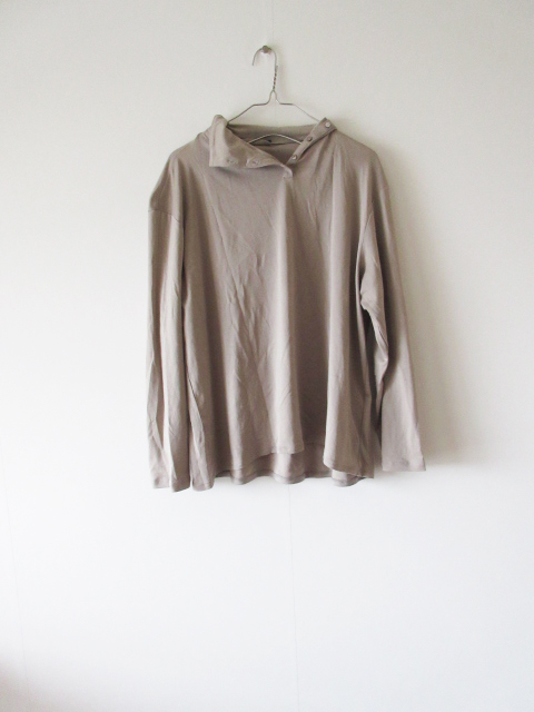 mizuiro ind / light blue India asimeto Lee high‐necked color pull over BEIGE * long sleeve shirt cut and sewn ta-toru neck 