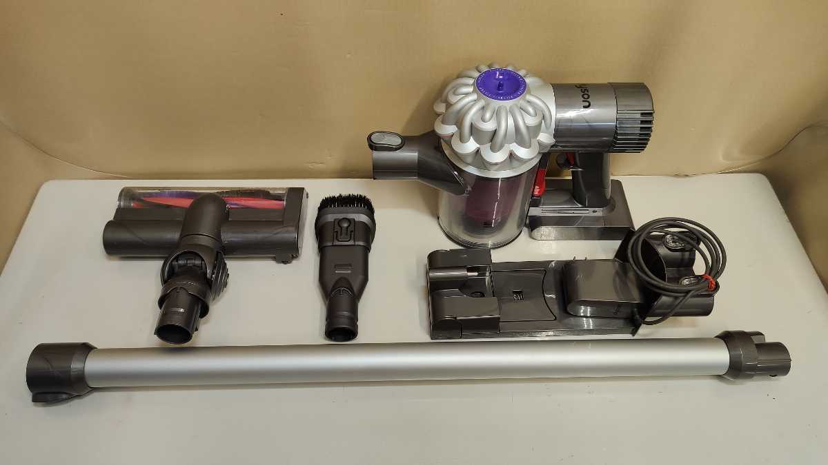 ★Dyson コードレスクリーナー DC62 掃除機 ダイソン 充電器 ヘッド ノズル アクセサリー パイプ 中古 動作品_画像1