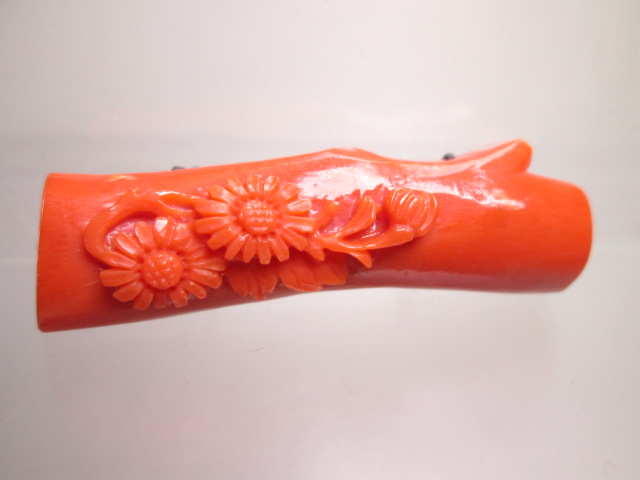 アンティーク 本珊瑚 綺麗な赤珊瑚菊花彫刻の帯留め 11 35g(帯留め 