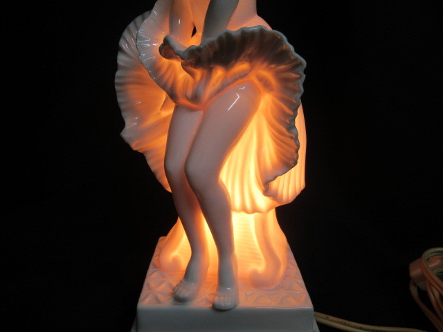 【愛知店舗】アンティーク マリリン・モンロー 陶器 スタンドライト 映画・7年目の浮気 ランプ照明 インテリア ヴィンテージの画像3