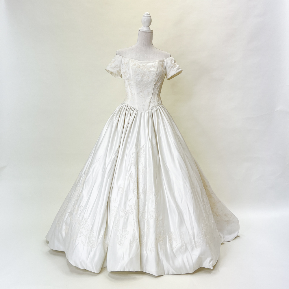 中古 ウェディングドレス オフホワイト オフショルダー 袖ありのアンティークなデザイン プリンセスライン 9号T W-140