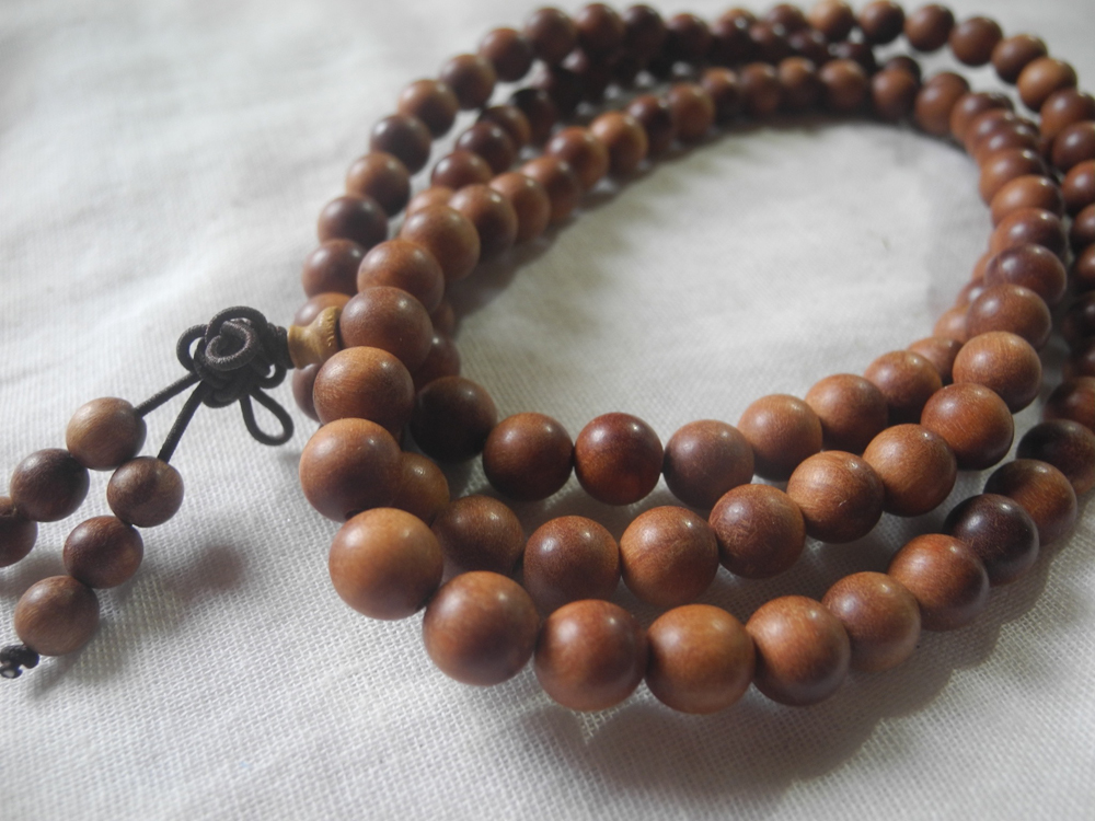  Vietnam production . tree white ... high quality beads necklace bracele is good fragrance 35g 8mm 108 sphere genuine article inspection ) Buddhist altar fittings ..Sandalwood