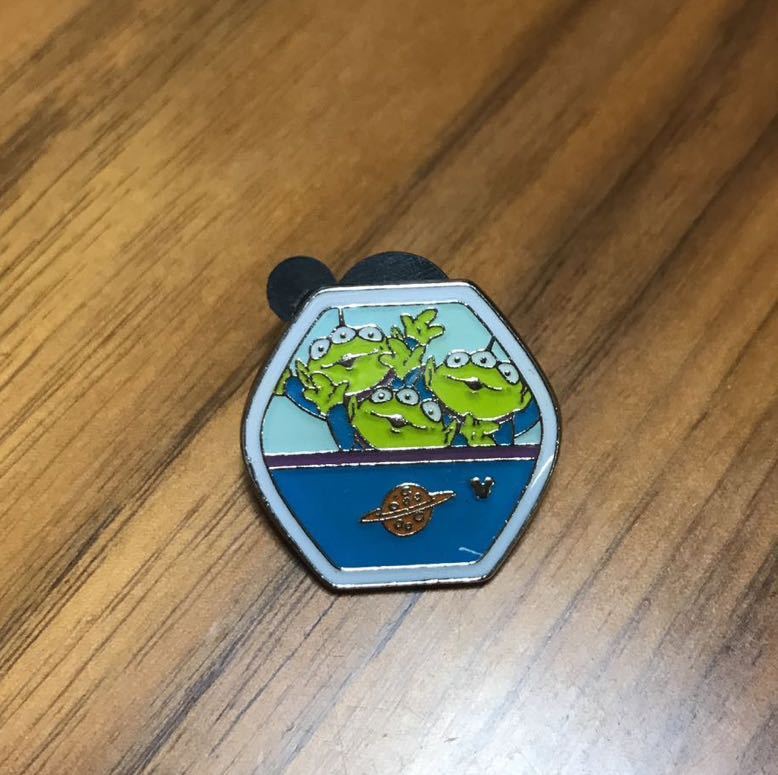  Hong Kong Disney Land Toy Story little green men pin badge pin bachi Alien pin trailing abroad 
