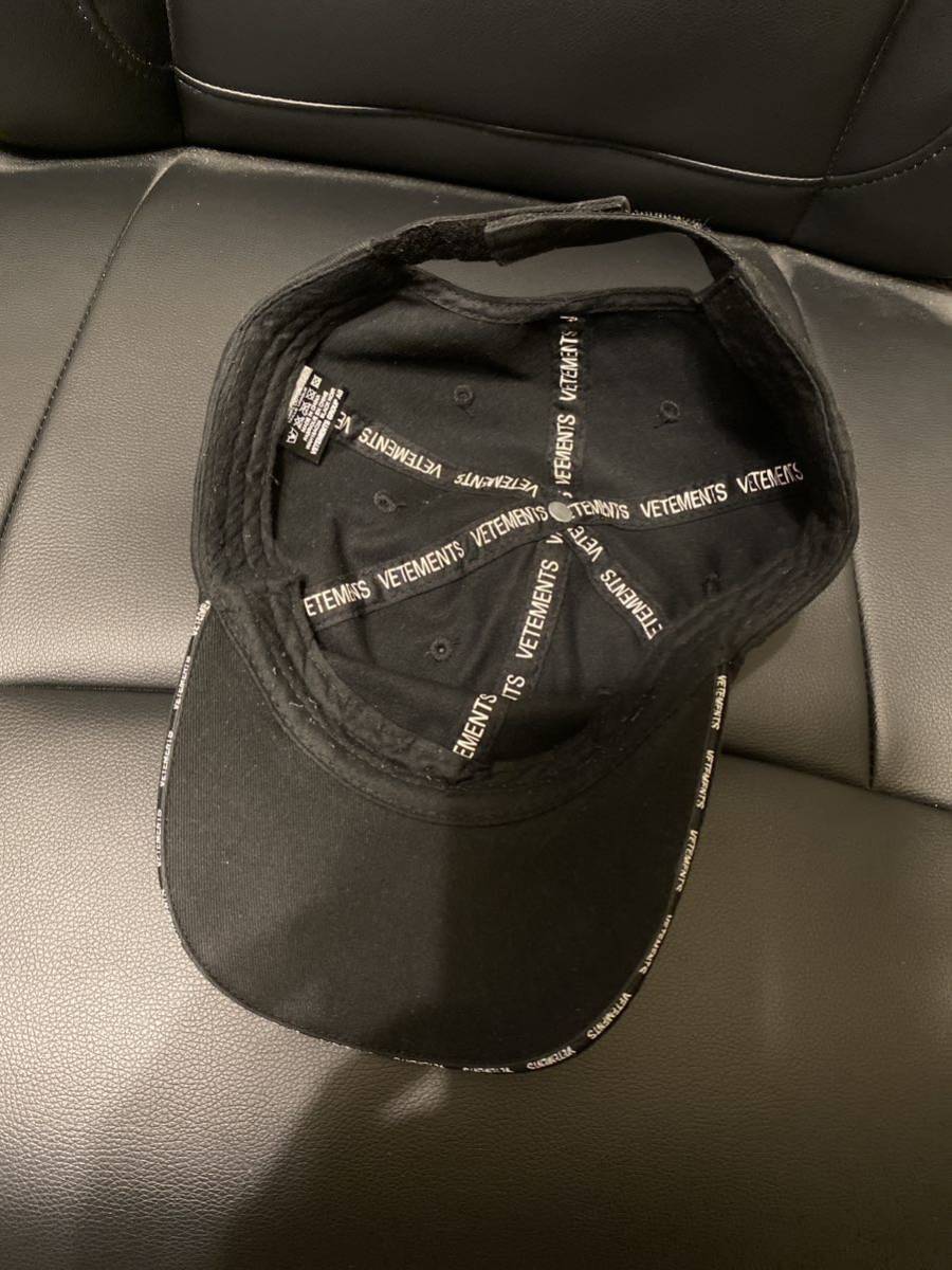 本物ヴェトモンGenetically Modified  embroideredキャップVETEMENTSユニセックスCAPバレンシアガのデザイナー帽子バイオハザード正規品L黒