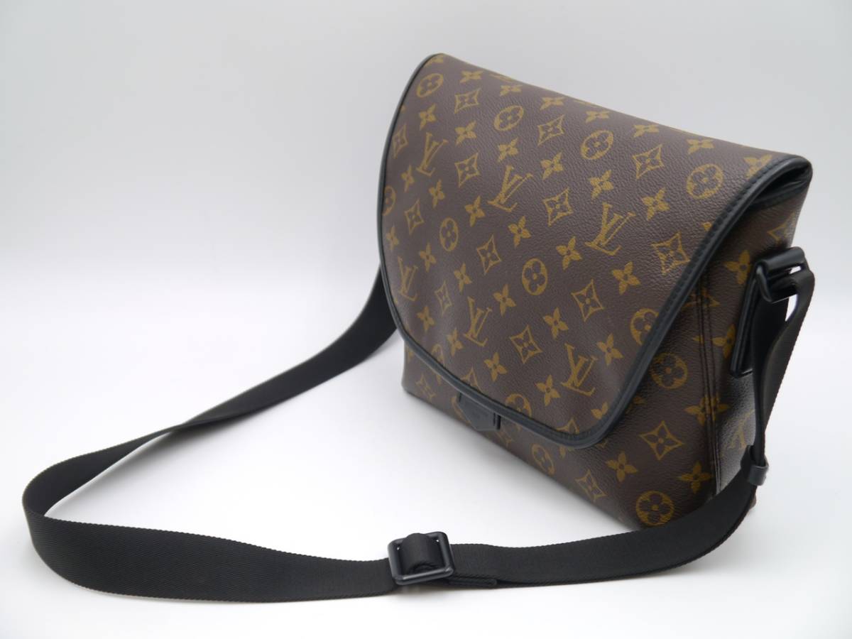 Louis Vuitton Magnetic messenger (M45557)