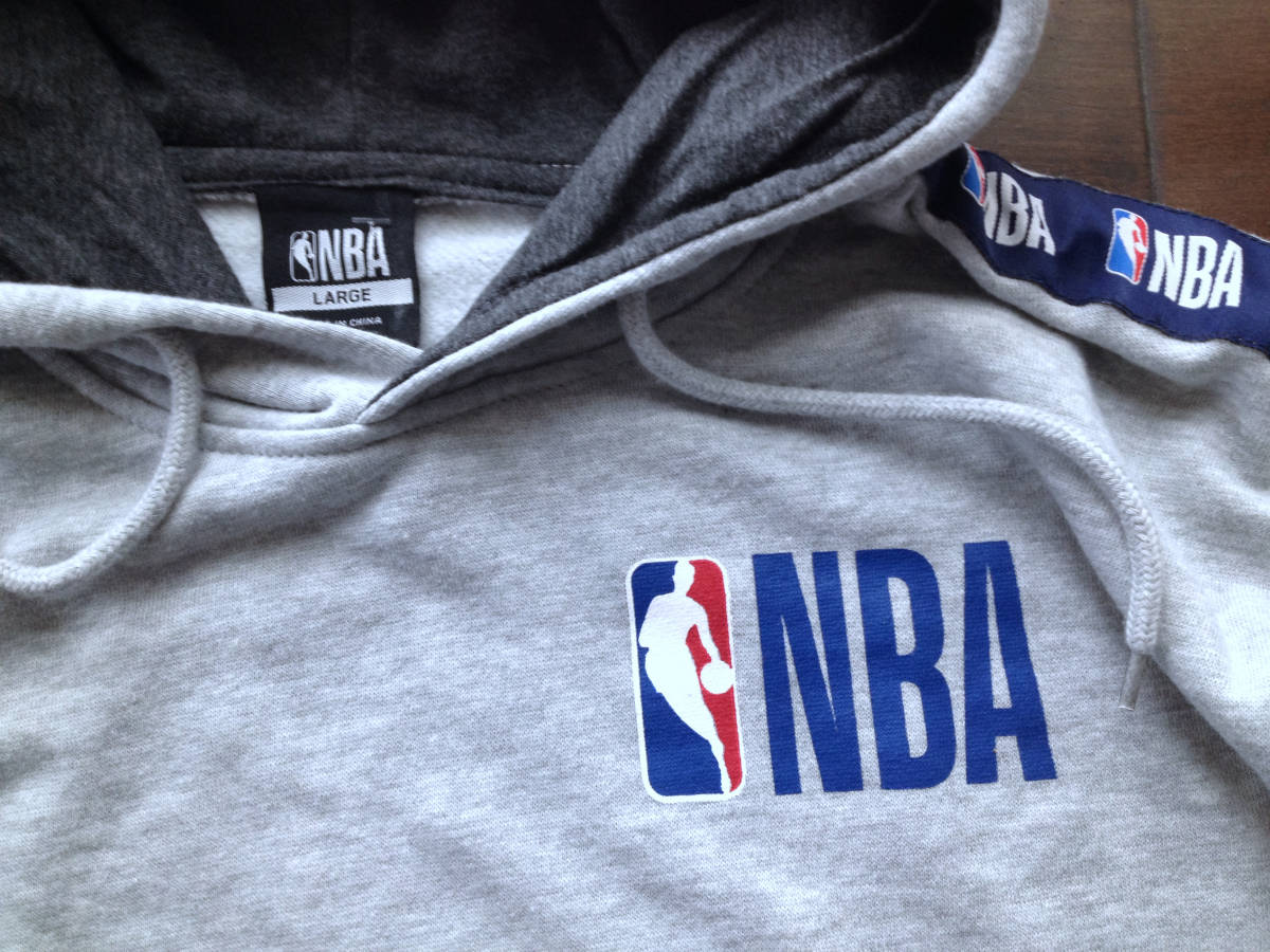 【既決USA】NBA BASKETBALL ★ バスケットボール@完売胸元&袖【NBA】ロゴ入パーカー【NBA Men's Logo Graphic Fleece Hoodie】 Grey @2XL_画像5