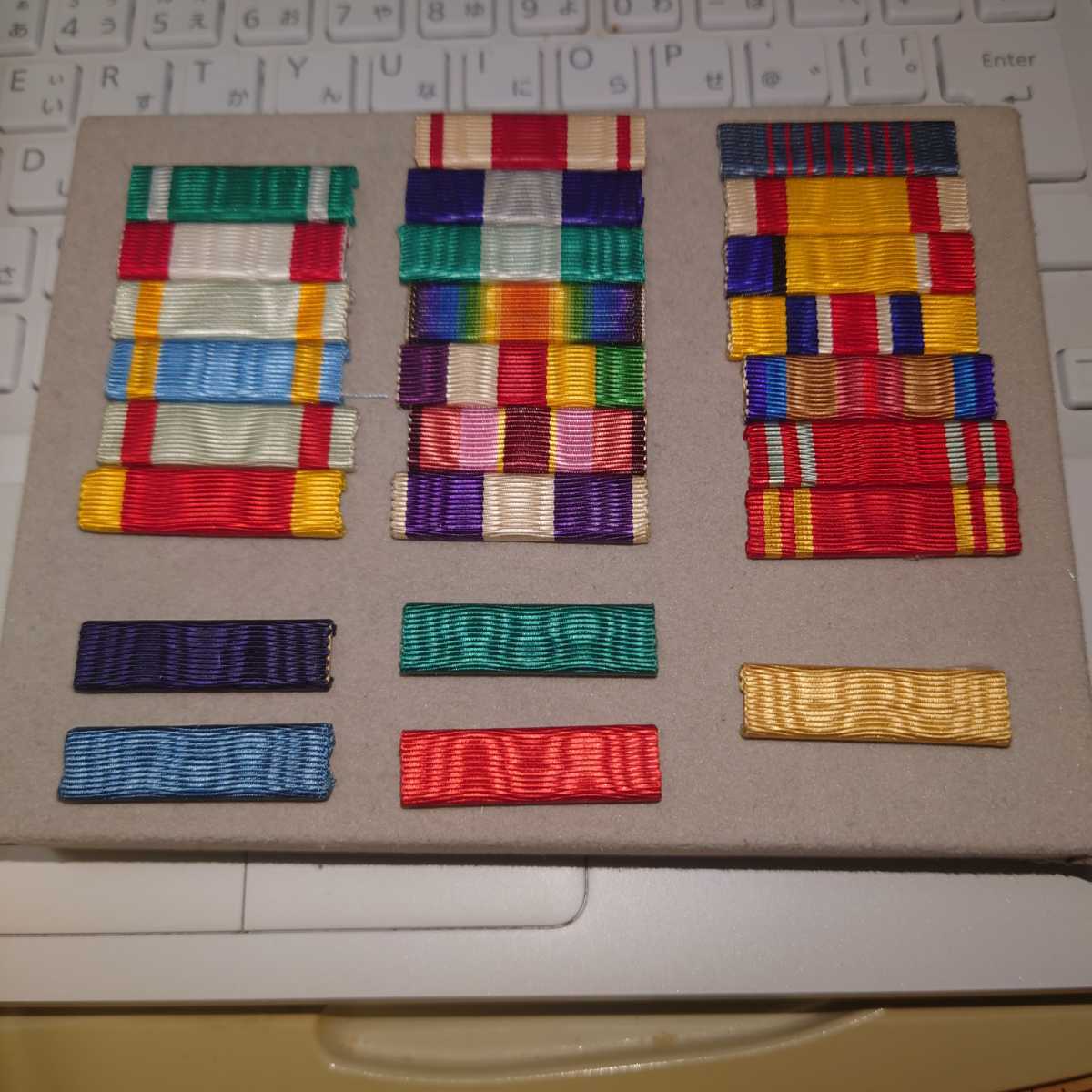 自衛隊の防衛記念章じゃなく旧日本軍略綬リボンを米軍式に組み付けた物です。金鵄、旭日、瑞宝章、褒章他の画像1