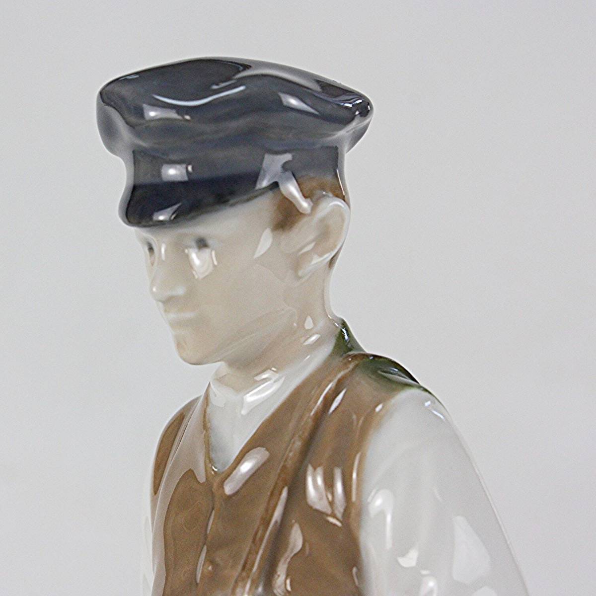 #620 ロイヤルコペンハーゲン フィギュリン 「ハンマーを持った羊飼いの少年」 1965年製 北欧 デンマーク の 陶磁器 wwww6