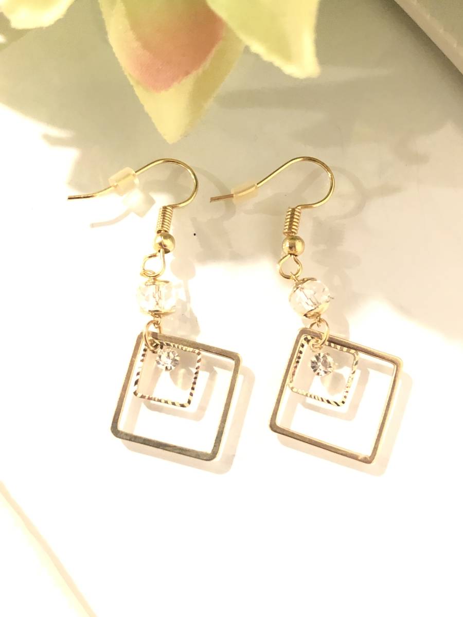  new goods unused rhinestone & cut beads & square frame design Gold tone earrings size 3cm