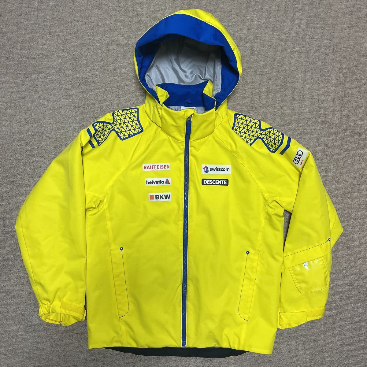 ほぼ 1回着用のみ DESCENTE デサント スキーウェア上下セット 160