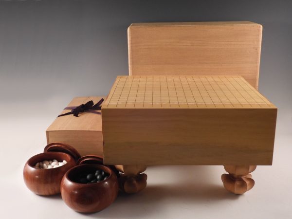 本萱(ほんかや)、最高材質、木の蓋つき(桐?)碁盤 い出のひと時に