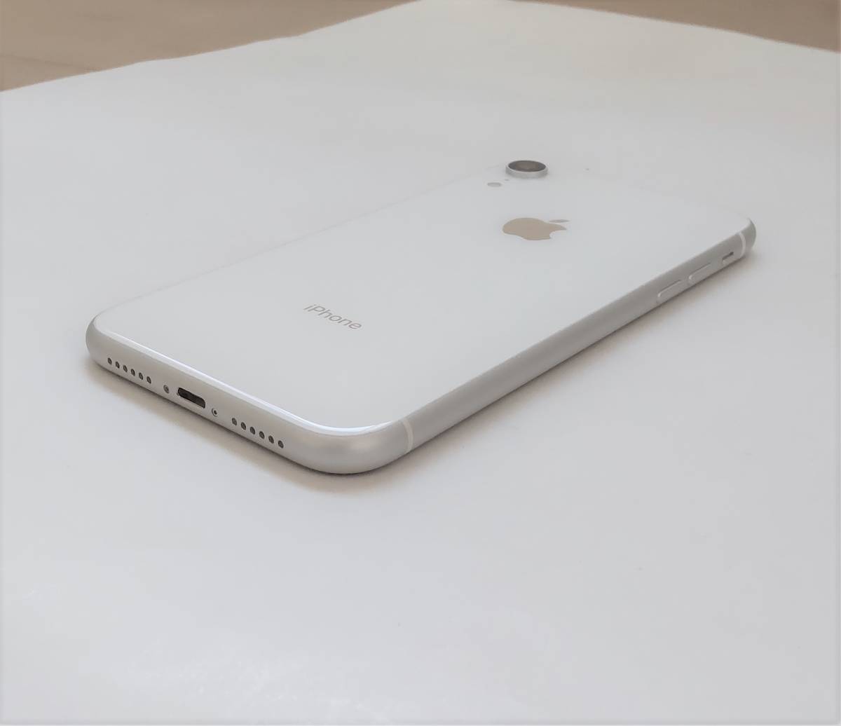 送料無料 美品 iPhone XR 128GB SIMフリー ホワイト 白 格安SIM使用可能 SIMロック解除済み 10R 大画面モデル