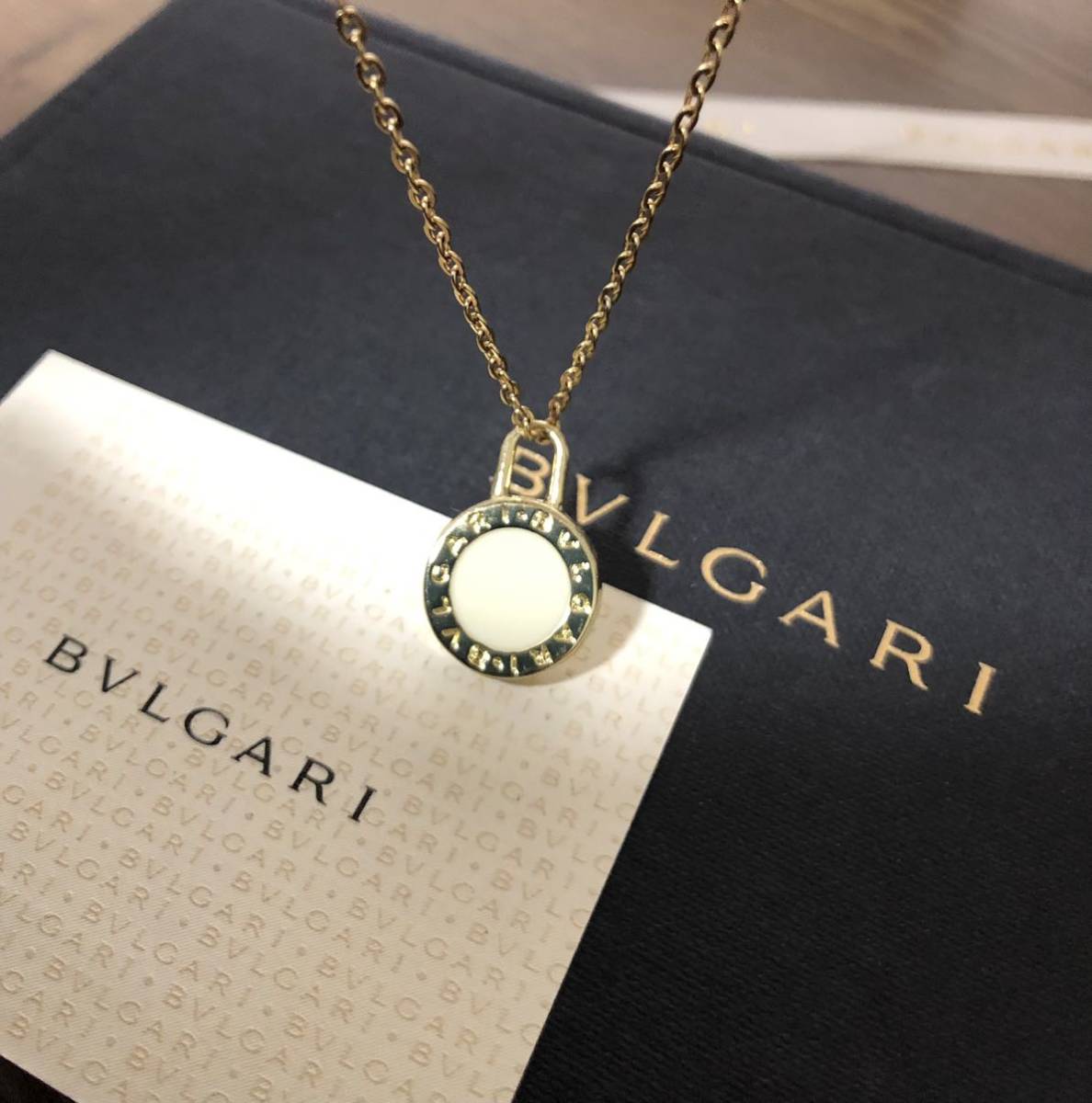 正規極美品 ブルガリBVLGARIビッグパドロックロゴチャーム ゴールドと