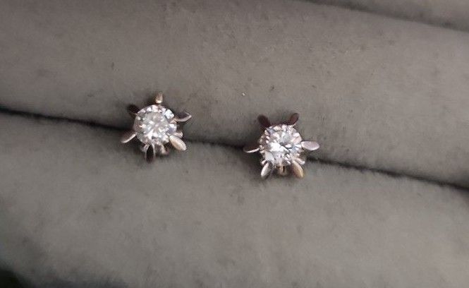 天然蛍光ダイヤモンド ピアス Pt900 0.31ct | noonanwaste.com
