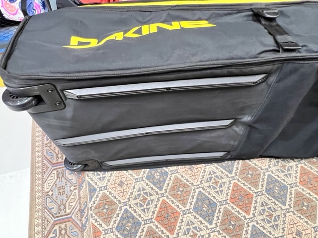 DAKINE ダカインサーフボードケースローラー付3～4本 サーフトリップに最適 ハードケース surf サーフィン