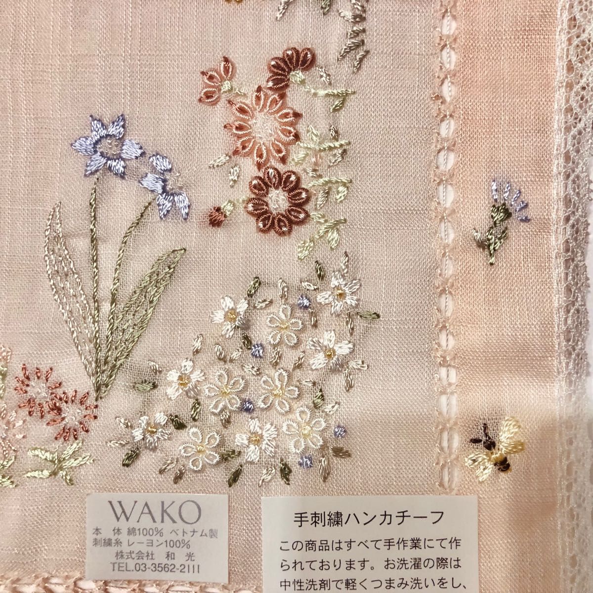 銀座和光 手刺繍ハンカチ 淡いサーモンピンク 小花柄 蝶 てんとう虫 WAKO