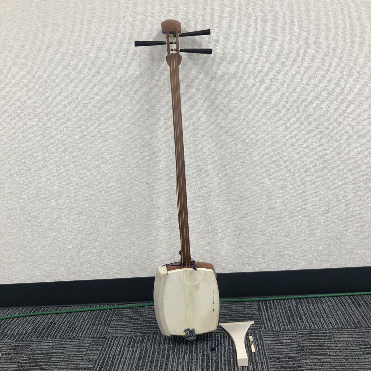 ヤフオク! - (Gt8 On)三味線 丸打胴 バチ付き ソフトケース付き...