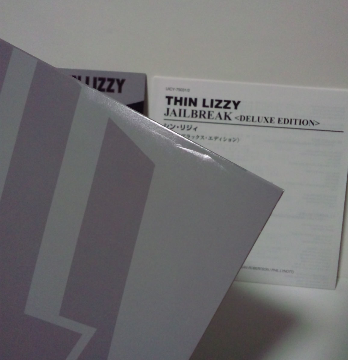 [2枚組/SHM-CD/2010年リマスター/紙ジャケット] シン・リジィ / 脱獄 (デラックス・エディション) ●THIN LIZZY Jailbreak_⑤CD収納ケースの上部にキズあり