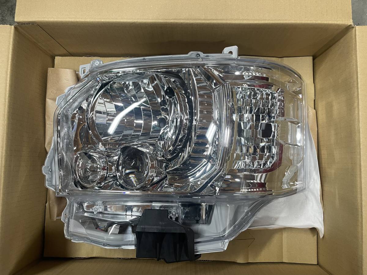 札幌近郊 東米里 新車外し 4型5型6型200系 ハイエース トヨタ純正 LED