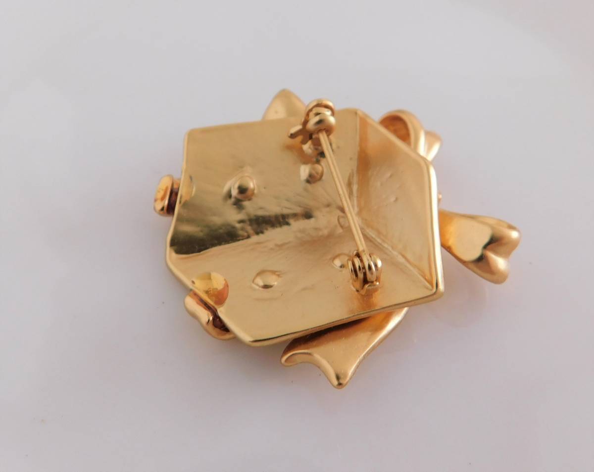ヴィンテージ リボンのついたプレゼントボックスモチーフの古い素敵な金色のブローチ 美品 送料140の画像3