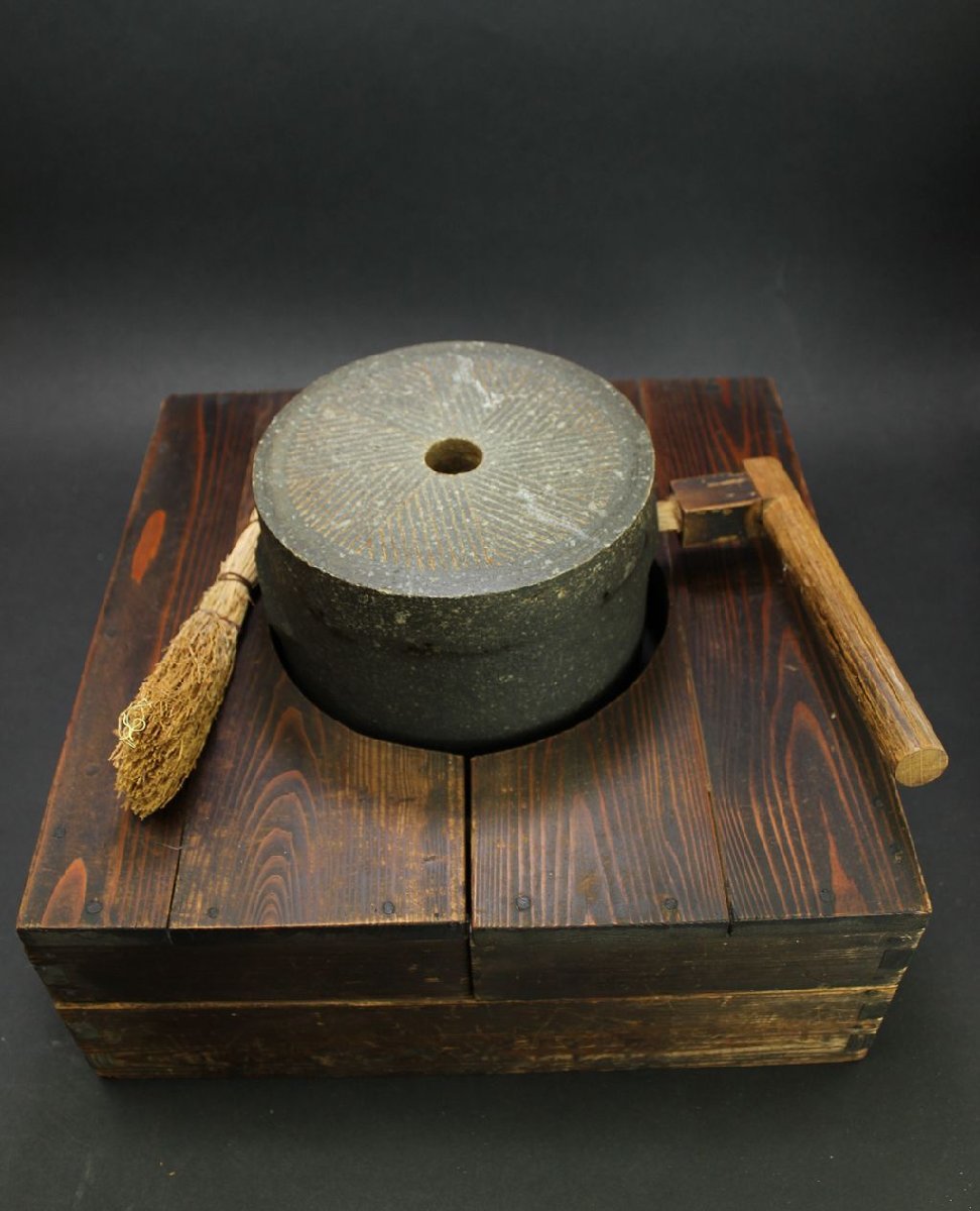 公式ショップ】 茶引き石臼 破損 庭オブジェ 銅引蛙付 工芸品 - www