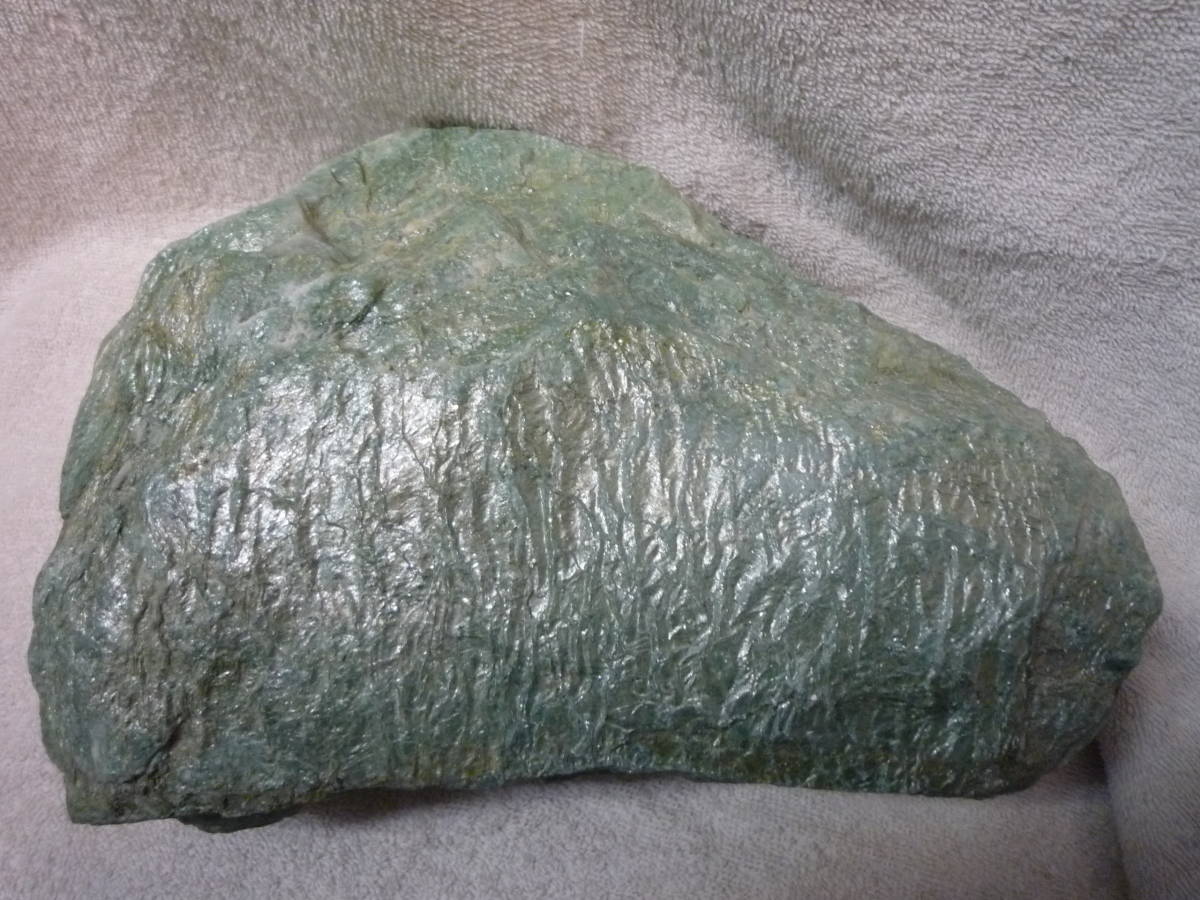 ◆鑑賞石 緑の石 エメラルドグリーン 翡翠? 自然石 23㎝×16㎝×9㎝　約5kg◆インテリア コレクションにいかが？_画像2