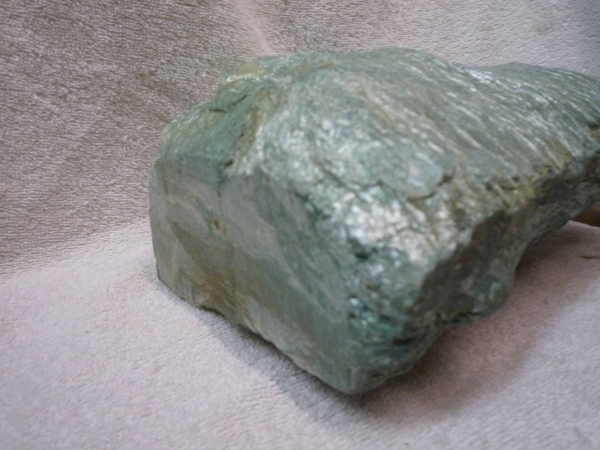 ◆鑑賞石 緑の石 エメラルドグリーン 翡翠? 自然石 23㎝×16㎝×9㎝　約5kg◆インテリア コレクションにいかが？_画像3