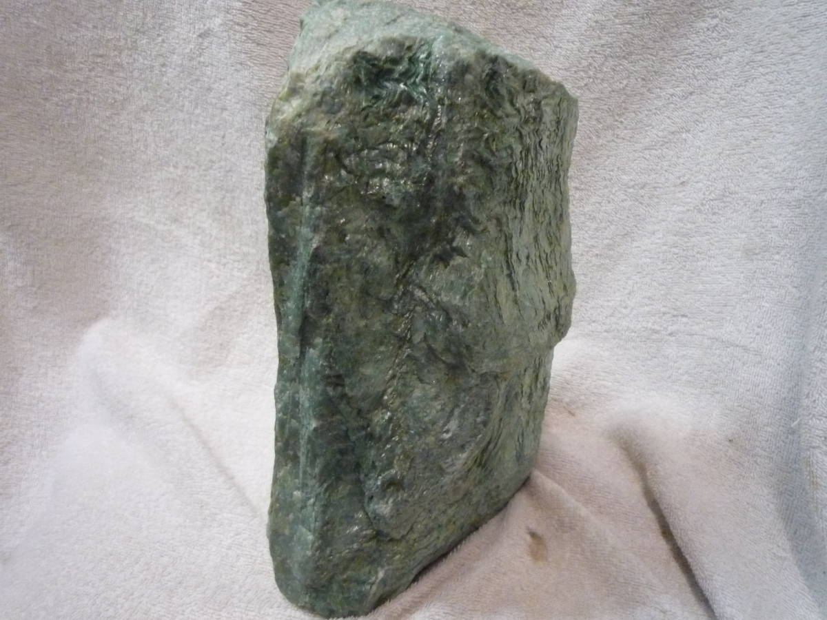 ◆鑑賞石 緑の石 エメラルドグリーン 翡翠? 自然石 23㎝×16㎝×9㎝　約5kg◆インテリア コレクションにいかが？_画像8