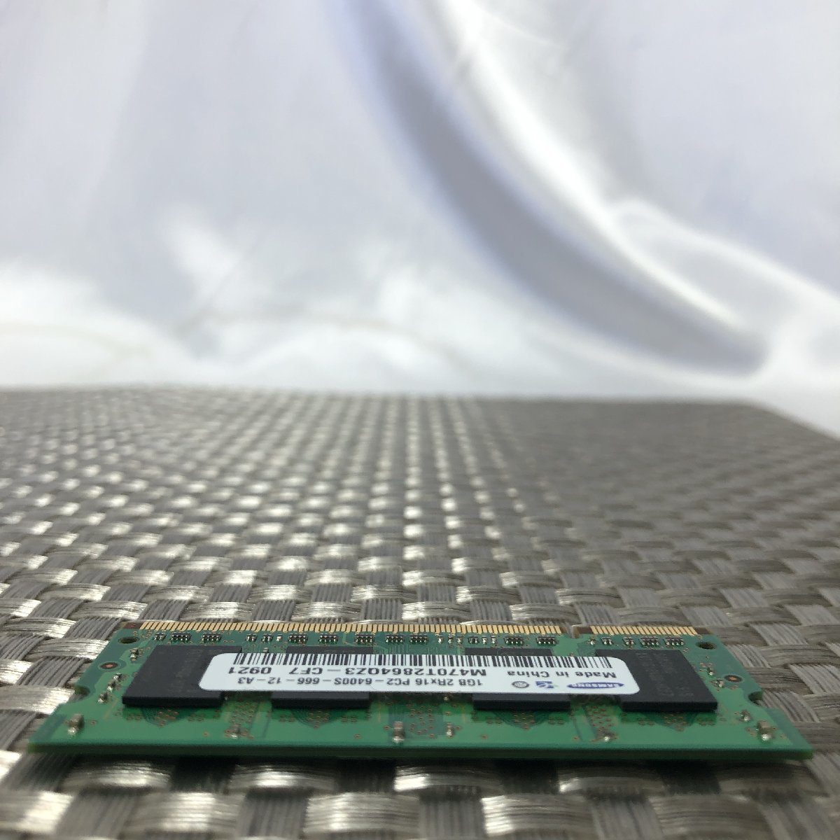 【中古現状品/KSS】SAMSUNG メモリ 1GB DDR2 PC2 6400S M470T2864QZ3-CF7 ノートパソコン用 パーツ　MZ0125_画像4
