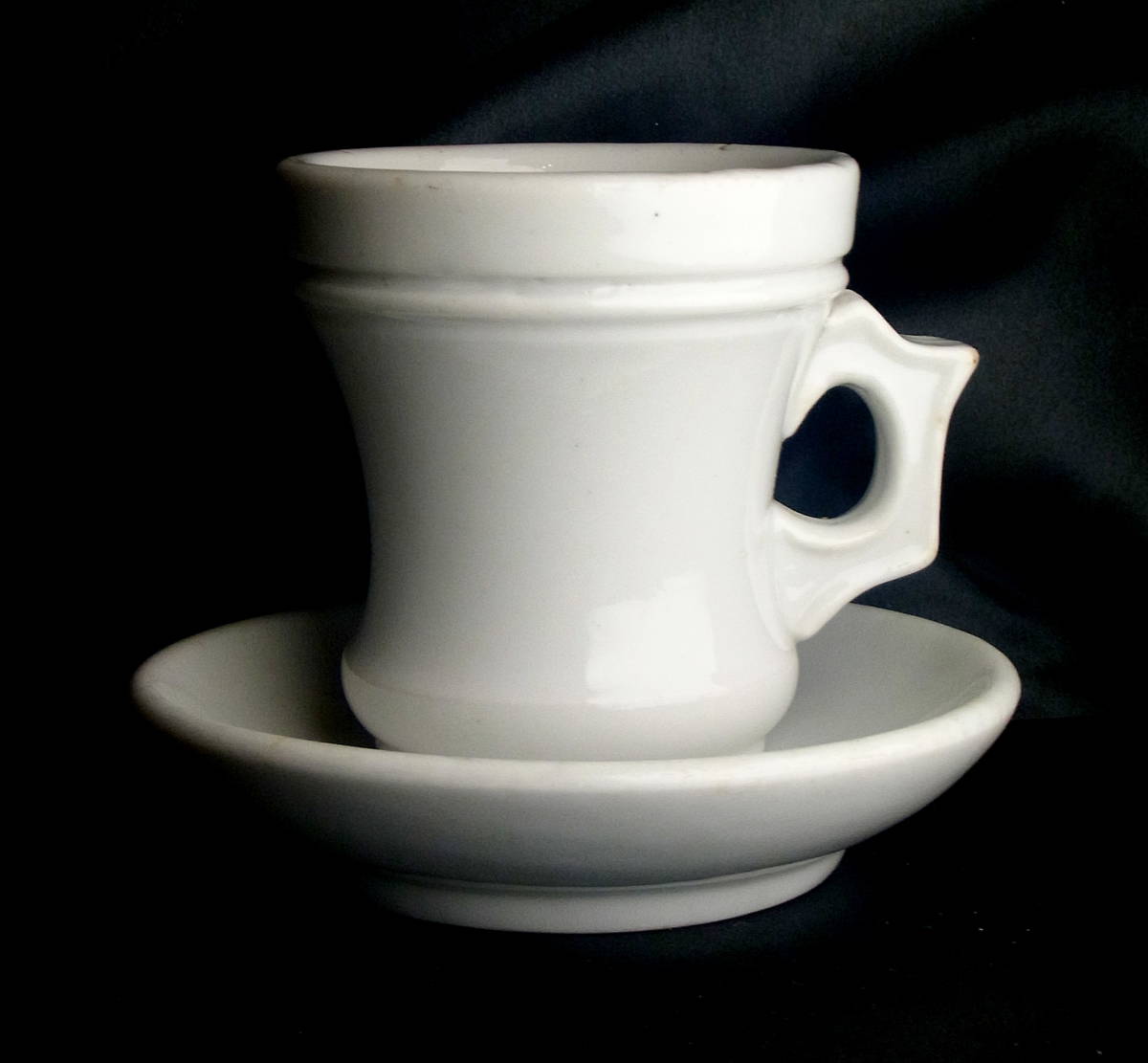 19世紀 フランスアンティーク 白いブリュロ Brulot 白磁 コーヒーと椀皿の2点 厚みのあるカップアンドソーサー 大きめサイズ 古民具 骨董_画像1