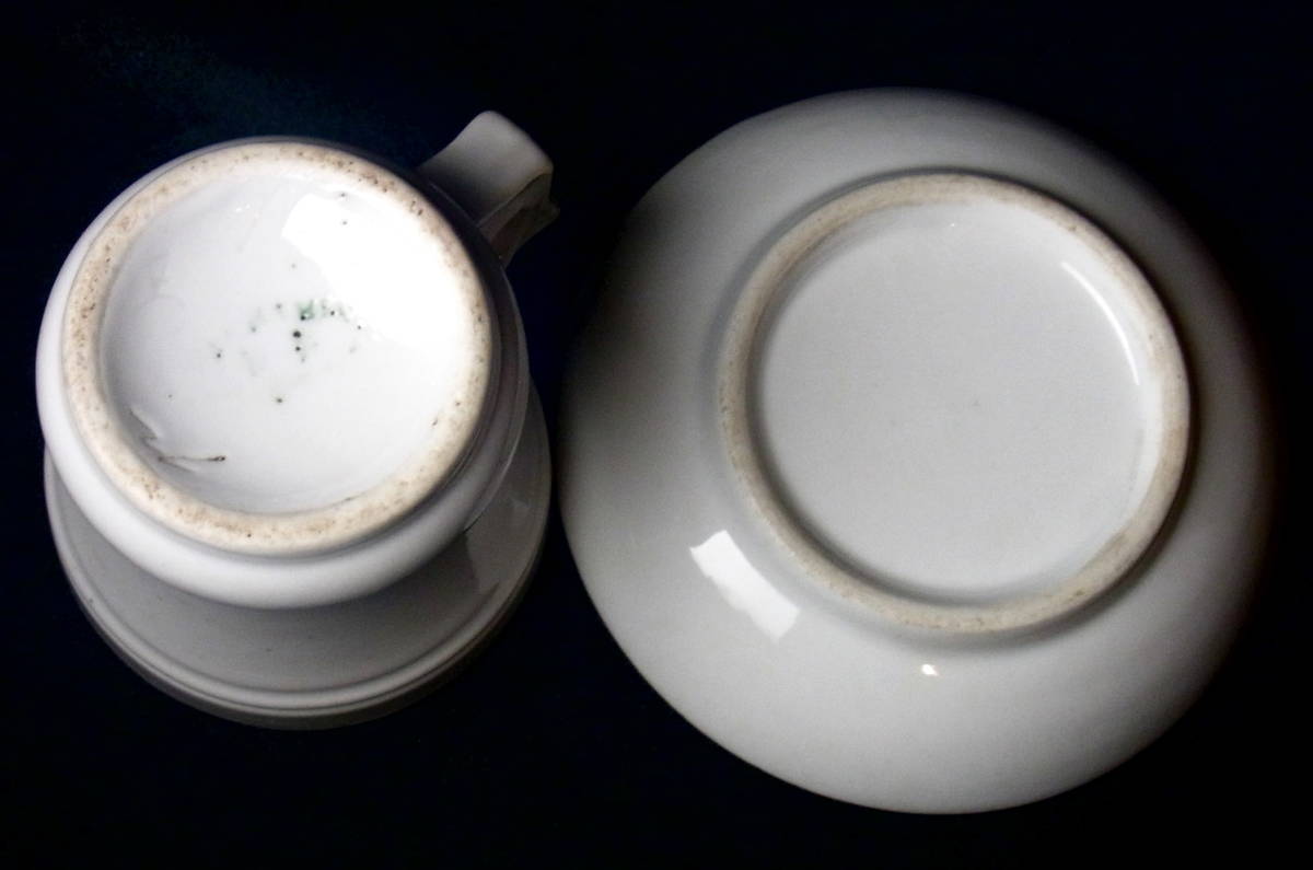 19世紀 フランスアンティーク 白いブリュロ Brulot 白磁 コーヒーと椀皿の2点 厚みのあるカップアンドソーサー 大きめサイズ 古民具 骨董_画像2