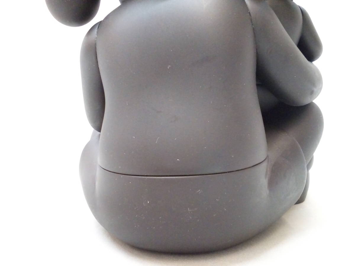 64-KT2556-100: KAWS Holiday Changbai Mountain Vinyl Figure BLACK 本体のみ_画像7