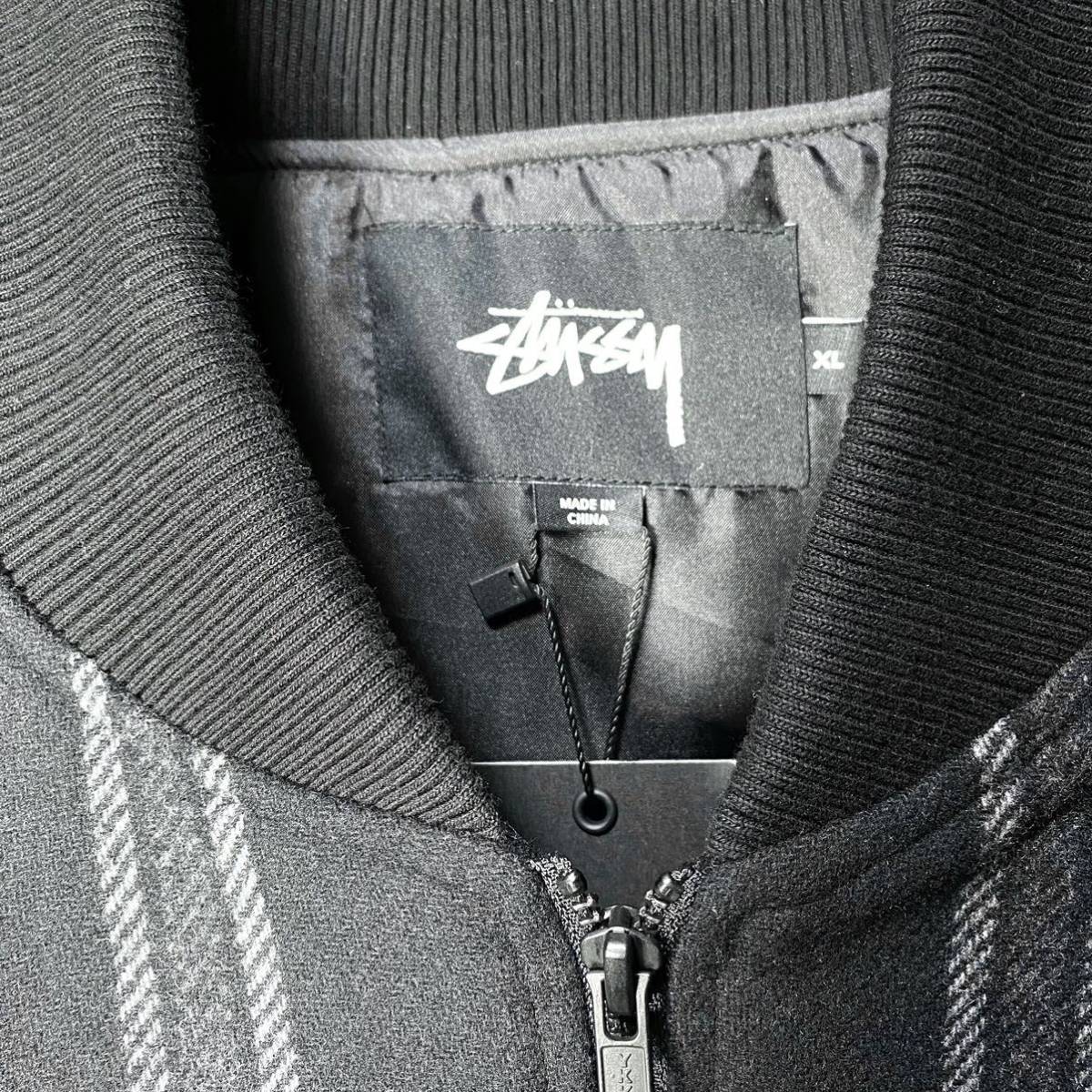 【新品タグ付き】★stussy/ステューシー★ウールブルゾン ジャケット★sizeXL 中綿入り ストライプ柄 オーバーサイズ 刺繍ロゴ 黒 ブラック