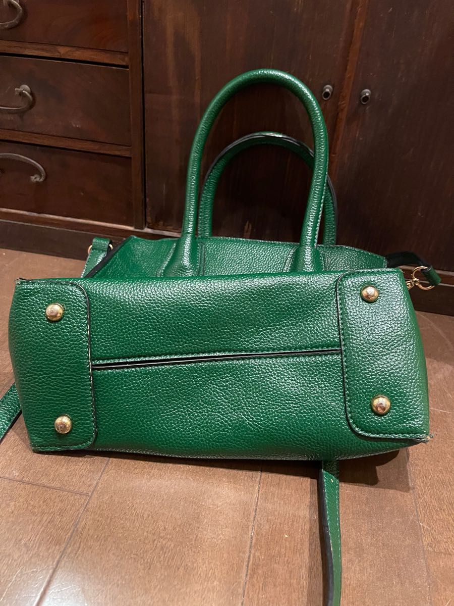 緑の合皮のかばん バッグ 2Way 手提げ ショルダー ハンドバッグ 金具金色 収納多い 使いやすくレトロポップで可愛い