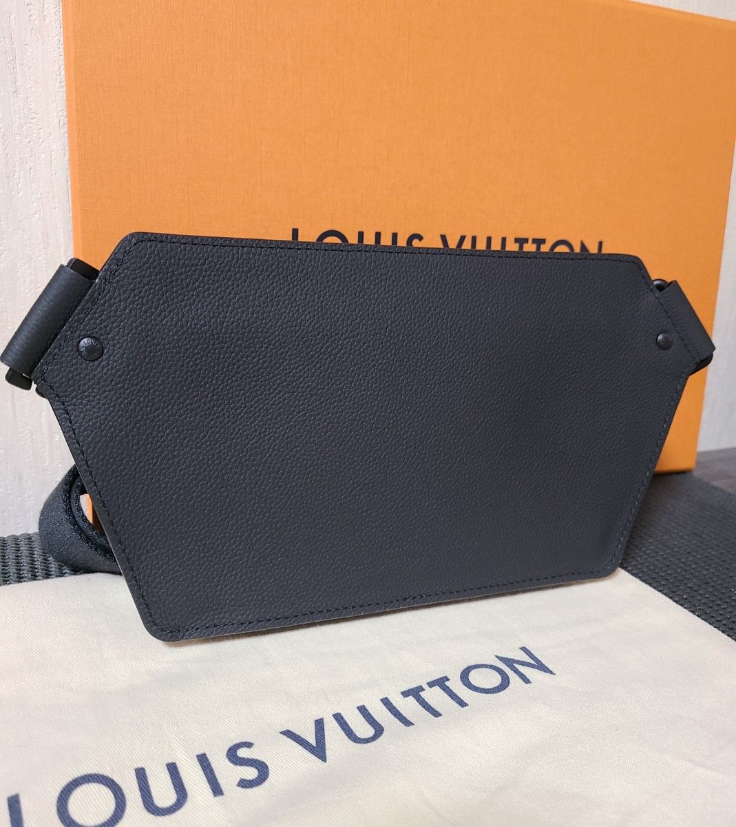 未使用】LOUIS VUITTON テイクオフ・スリングM57081ボディバッグ 未使用】LOUIS VUITTON テイクオフ・スリングM57081ボディバッグ