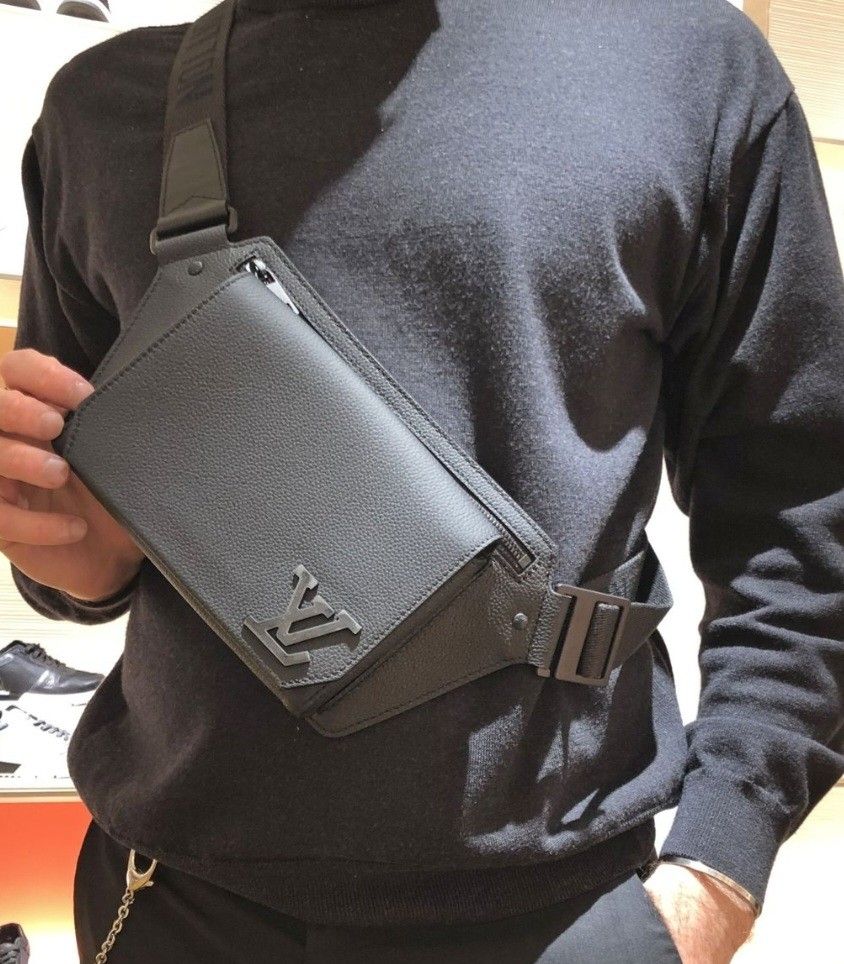 未使用】LOUIS VUITTON テイクオフ・スリングM57081ボディバッグ 未使用】LOUIS VUITTON テイクオフ・スリングM57081ボディバッグ