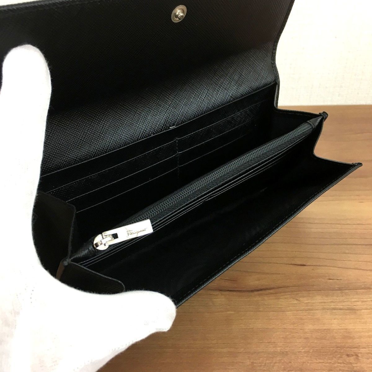 送料無料 極美品 Salvatore Ferragamo 長財布 ブラック レザー ガンチーニ シルバー 箱付き フェラガモ 390