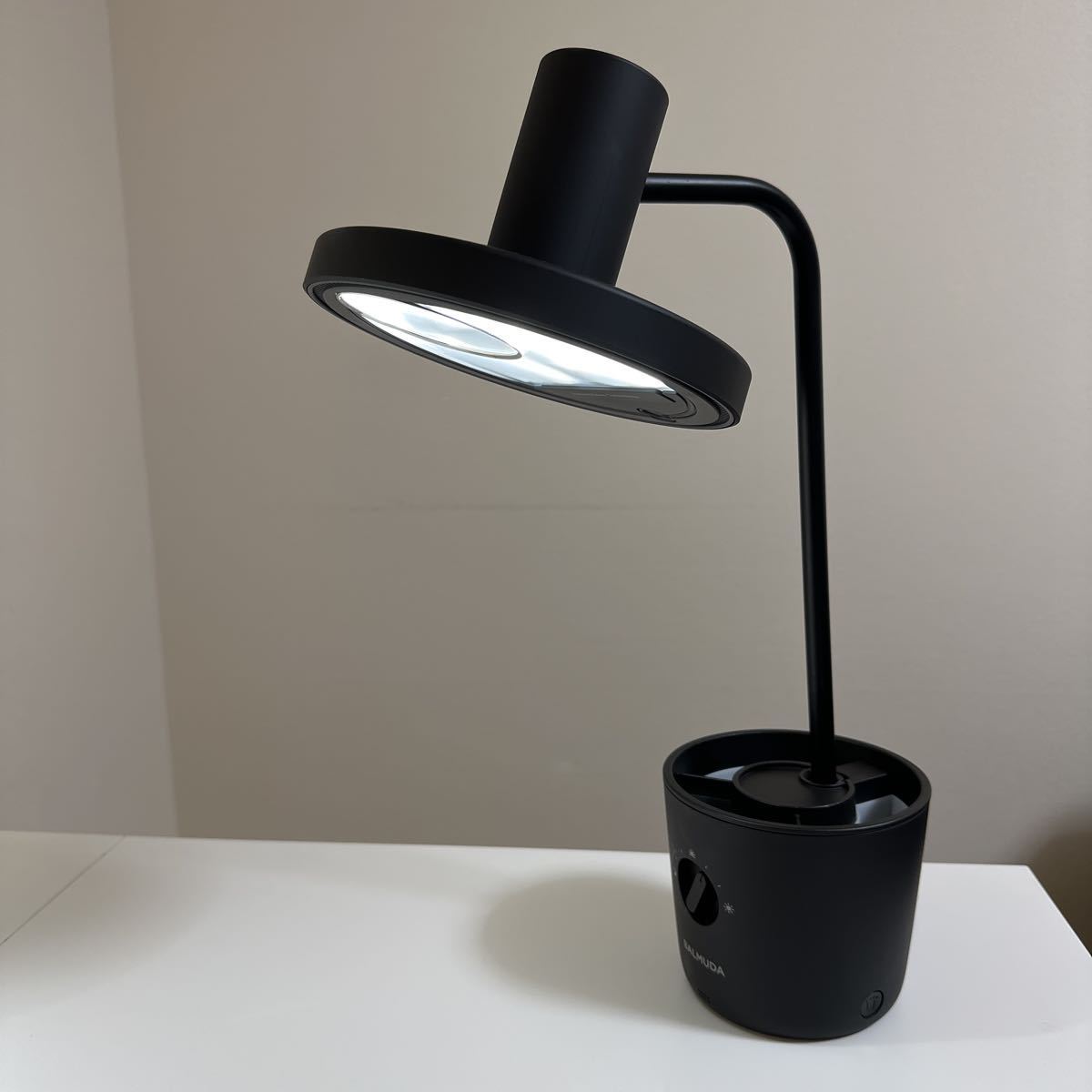 バルミューダ 太陽光LEDデスクライト(ほぼ未使用) cutacut.com