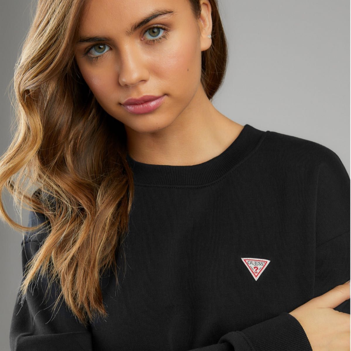 【Guess】 Cropped Triangle Logo Crew-Neck Sweat