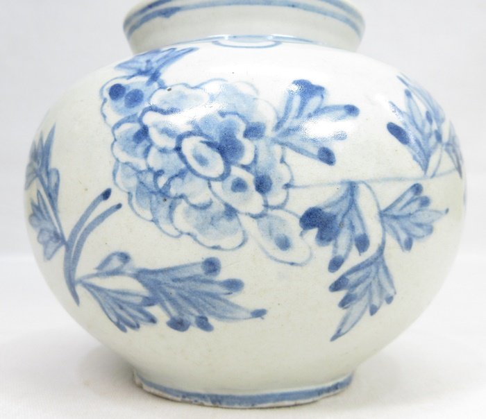 ○送料無料○ 69.李朝染付花文壺(陶器製)直径12cm 69.李朝染付花文壺