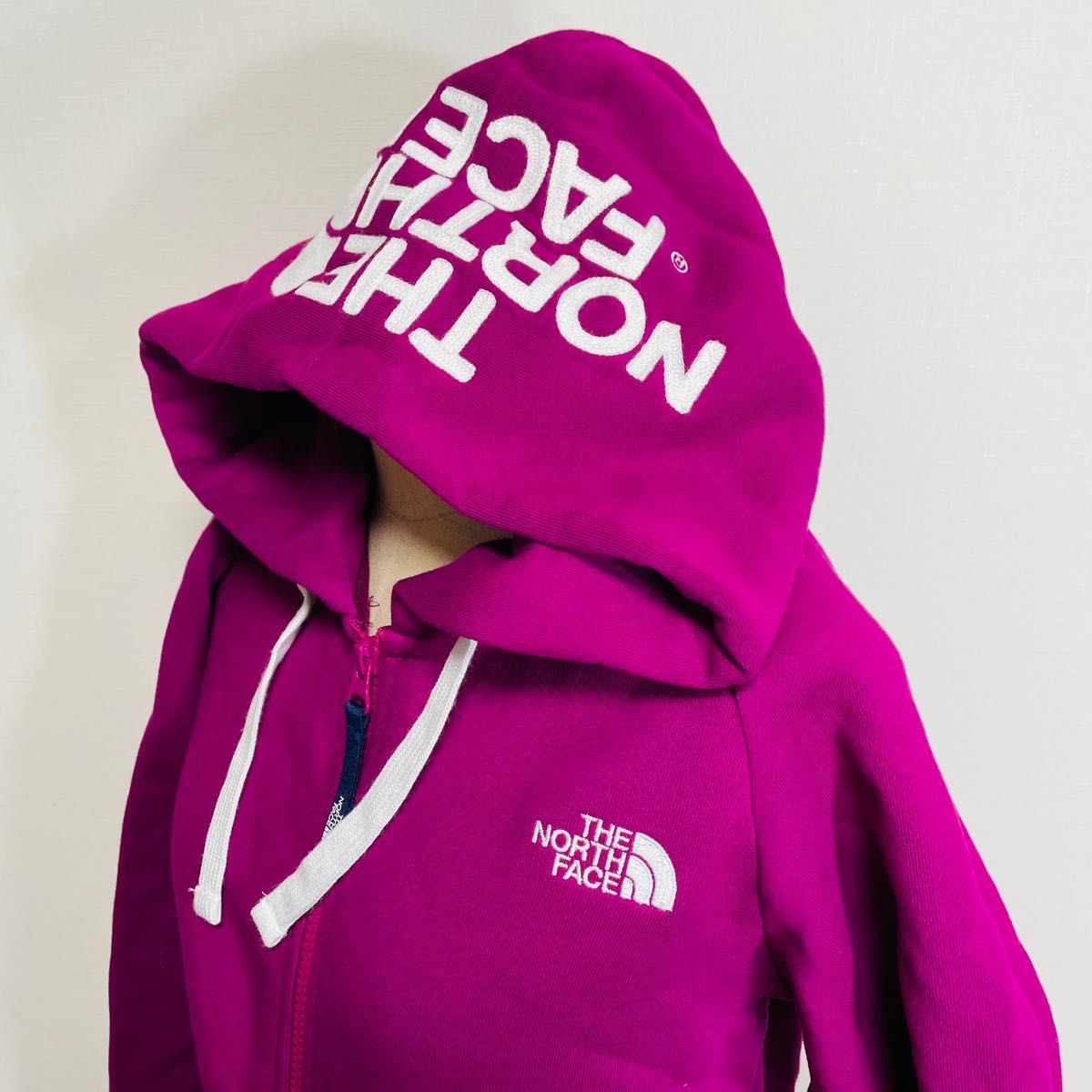THE NORTH FACE ジップパーカー デカロゴ パープル×白色 リアビュー