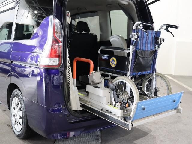 「セレナ 福祉車両 リアリフト車椅子1基 4WD@車選びドットコム」の画像3