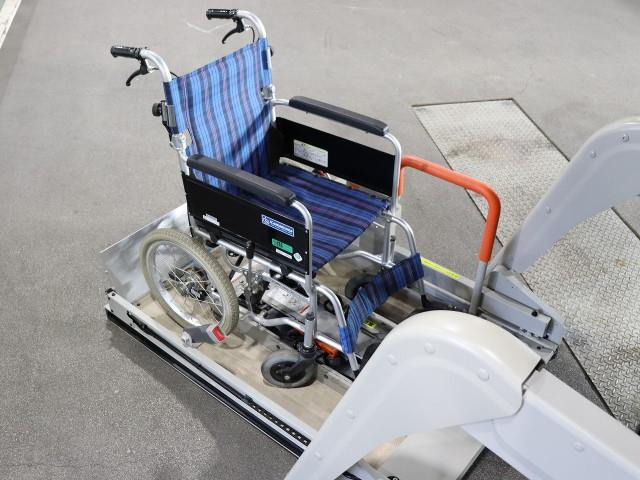 「セレナ 福祉車両 リアリフト車椅子1基 4WD@車選びドットコム」の画像2