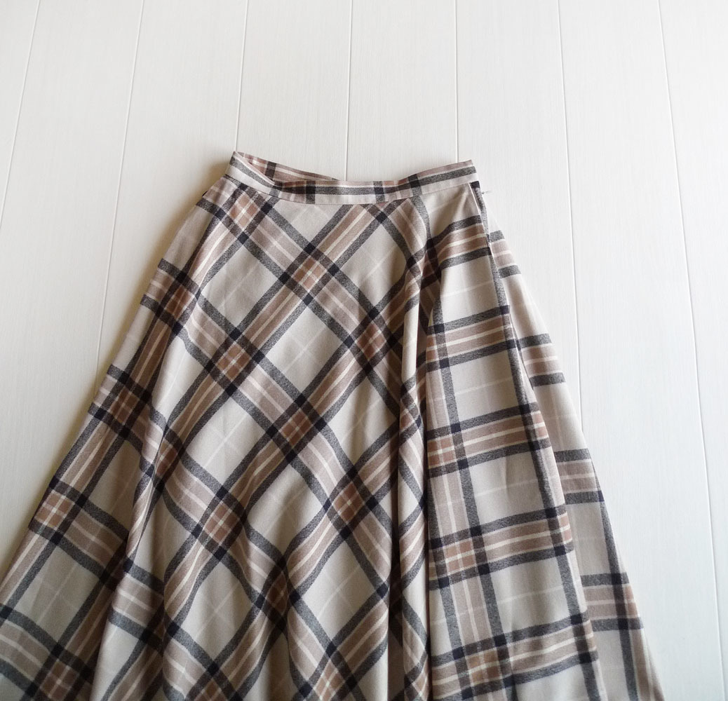 ユナイテッドアローズ TOKYO 定価1,9万 チェック柄のフレアスカート サイズ40 ベージュ系 UNITED ARROWS ロングスカート_画像3
