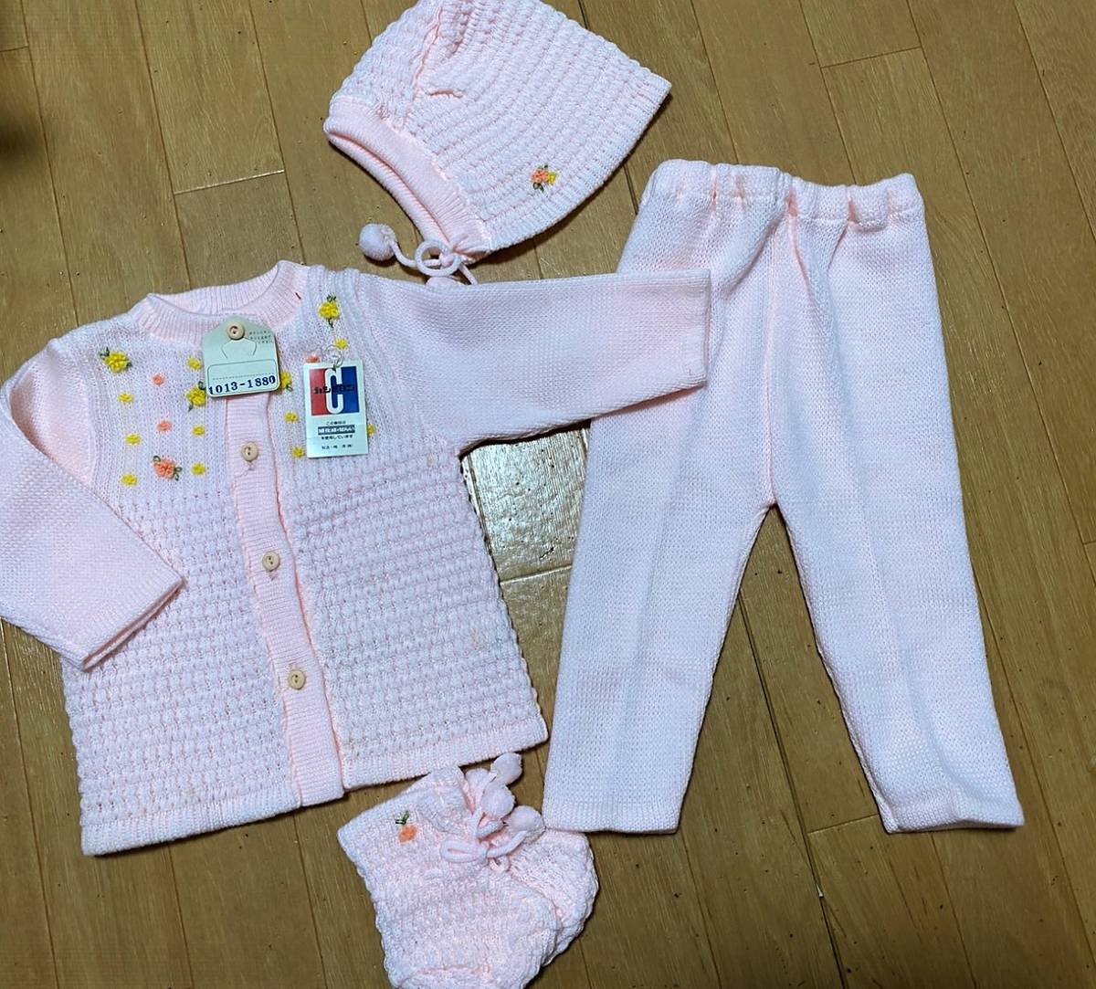 未使用 昭和レトロ　カシミロン　 お花 ニット 上下 セットアップ 帽子 靴下セット　ベビー服 ピンク　新生児 フォーマル_画像1