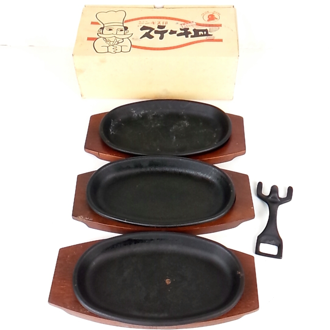 N8355 TRADE MARK ジンギス印 ステーキ皿 3組入/2セット 6皿分 6客 ハンドル2個 鉄板 鋳物鉄 木台付 洋食器 プレート 皿 食器 の画像5